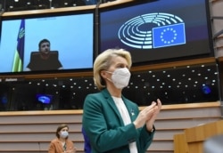 Урсула фон дер Ляйен аплодирует Владимиру Зеленскому после его выступления по видеосвязи перед членами Европарламента 1 марта