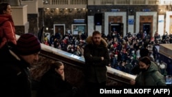 Люди ждут посадки на эвакуационный поезд на железнодорожном вокзале в Киеве, 28 февраля 2022 года