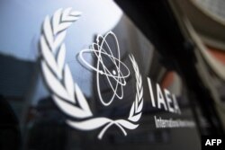 Вывеска Международного агентства по атомной энергии (МАГАТЭ) в штаб-квартире в Вене