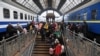 Бегущие от войны люди. Прибывшие на железнодорожный вокзал Львова люди из Одессы. 3 марта 2022 г.