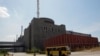 Персоналът на Запорожката атомна електроцентрала продължава работата си в нея и след състоянието на ядрените реактори. При по-ранна руска атака в централата възникна пожар 