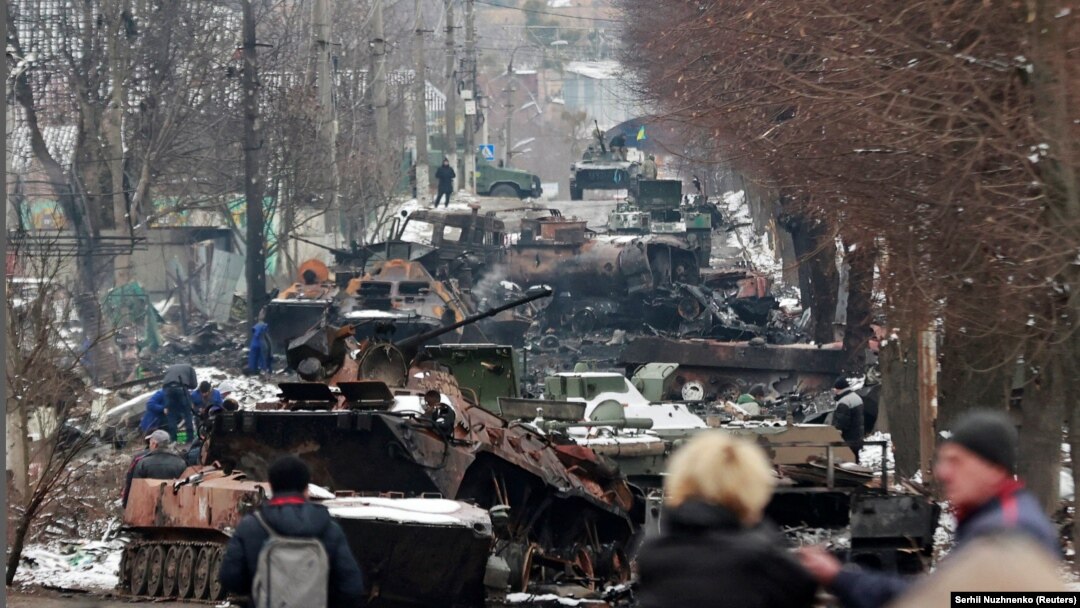 Experții militari spun că Rusia nu se aștepta la rezistența arătată de armata Ucrainei și de civili. În imagine, vehicule militare rusești distruse în orașul ucrainean Bucea din regiunea Kiev. 1 martie 2022