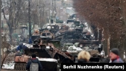 Experții militari spun că Rusia nu se aștepta la rezistența arătată de armata Ucrainei și de civili. În imagine, vehicule militare rusești distruse în orașul ucrainean Bucea din regiunea Kiev. 1 martie 2022
