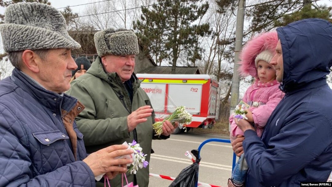 De 1 martie, refugiații din Ucraina primesc mărțișoare și ghiocei la intrarea în țară, pe lângă alimentele și produsele de care au nevoie. În fotografie, un copil a primit 50 de lei de la un voluntar.