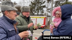 De 1 martie, refugiații din Ucraina primesc mărțișoare și ghiocei la intrarea în țară, pe lângă alimentele și produsele de care au nevoie. În fotografie, un copil a primit 50 de lei de la un voluntar.