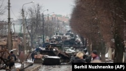 Обломки российского военного транспорта на дороге в городе-спутнике Киева Буче. 1 марта 2022 года 