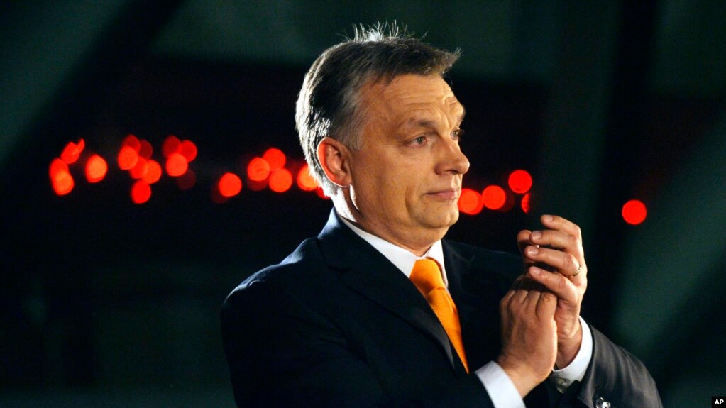 Viktor Orban, premijer Mađarske i lider vladajućeg FIDES-a, na vlasti je od 2010. godine, a u nedelju 3. aprila bori se za još jedan mandat. Na ovoj fotografiji pozdravlja svoje pristalice posle pobede na izborima 6. aprila 2014. 