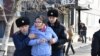 Полицейские задерживают активистку Жанну Есмурзаеву во время акции протеста. Актобе, 26 октября 2019 года