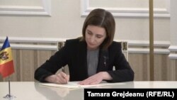 Maia Sandu semnând cererea de aderare a R. Moldova la Uniunea Europeană, Chișinău, 3 martie 2022.