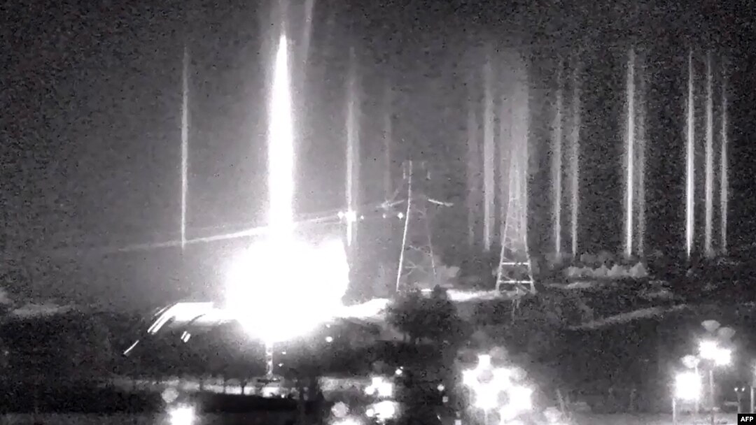 O captură din transmisiunea în direct a camerelor de supraveghere de la Autoritatea Nucleară din Zaporojie, 4 martie 2022, arată mai multe explozii din cauza bombardamentelor rusești.
