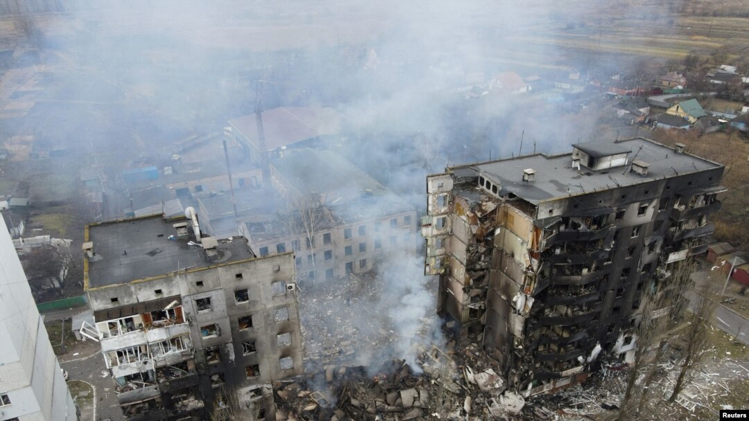 Vedere aeriană cu o clădire rezidențială distrusă de bombardamente, în așezarea Borodyanka din regiunea Kiev, Ucraina, 3 martie 2022.