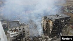 Vedere aeriană cu o clădire rezidențială distrusă de bombardamente, în așezarea Borodyanka din regiunea Kiev, Ucraina, 3 martie 2022.