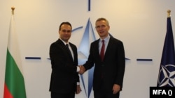 Драгомир Заков (ляво) на среща с ръководителя на НАТО Йенс Столтенберг. през март 2019 г. 