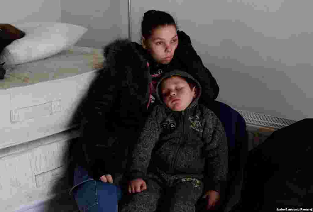 Egy Ukrajnából elmenekült nő és gyermeke pihen Beregsurányban március 1-jén