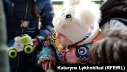 Дитина на залізниці, куди прибув потяг з біженцями з України