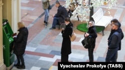 صف مردم روسیه مقابل عابر بانک یک شعبه اِسبربانک