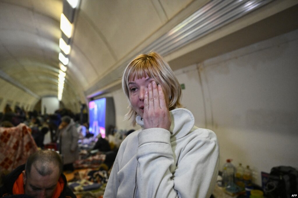 Наталија Бадилевич (42) плаче во подземната станица на киевското метро, 2 март 2022