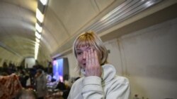 Një qytetare qan në një stacion metroje në Kiev, që po përdoret si strehë kundër bombave, më 2 mars 2022.
