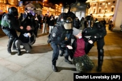 Poliția a arestat mii de demonstranți împotriva războiului din Ucraina. În imagine protestatari arestați în St. Petersburg pe 1 martie 2022