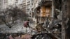 Rusia atacă zone rezidențiale. Câteva sute de civili au fost uciși de la începerea atacului ordonat de Vladimir Putin, potrivit estimărilor confirmate de ONU. Imagine din 25 februarie, Kiev.
