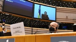 Predsednik Evropskog saveta Šarl Mišel sluša govor Volodimira Zelenskog u Evropskom parlamentu 1. marta