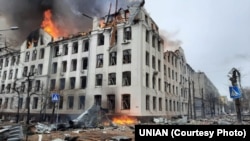 Здание университета в Харькове в огне