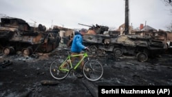 Уништени руски оклопни воени возила во близина на Киев