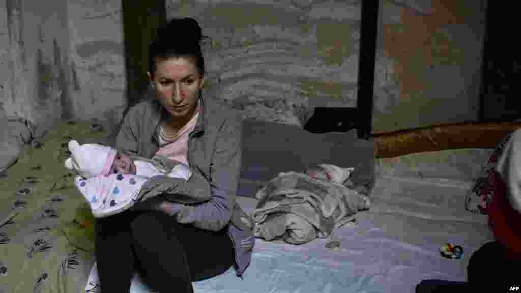 Мајка со две бебиња во подрумот на педијатриска клиника во Киев на 28 февруари, каде заедно со другите пациенти се криеле за време на нападите
