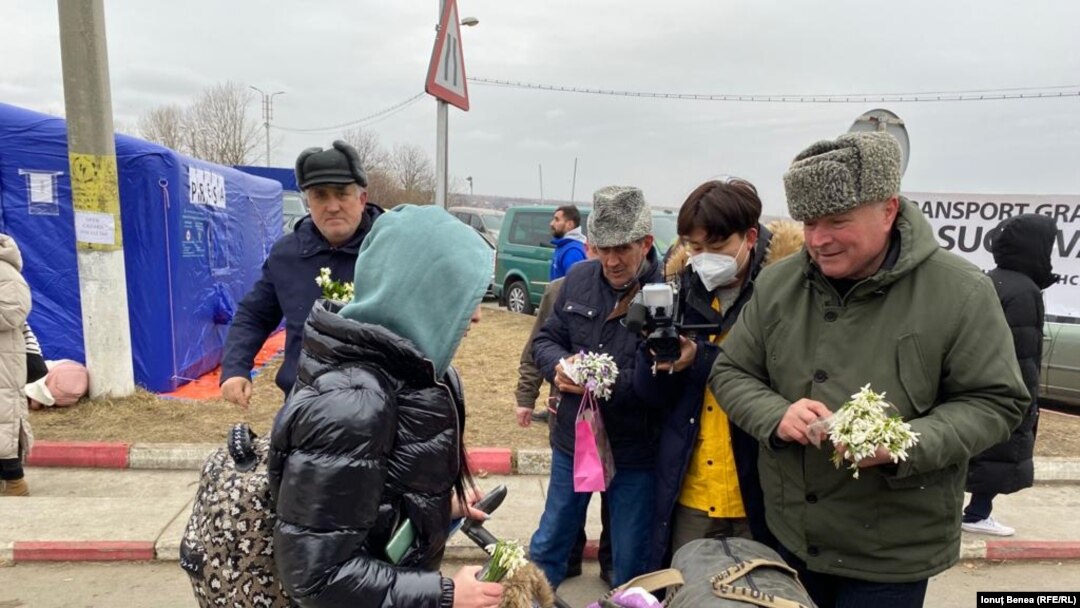 De 1 martie, refugiații din Ucraina primesc mărțișoare și ghiocei la intrarea în țară, pe lângă produsele de care au nevoie.
