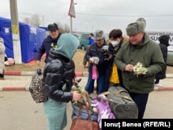 1 martie 2022 – refugiații din Ucraina primesc mărțișoare și ghiocei în vama Siret, județul Suceava.
