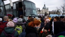 Ukrajinci u Ljvivu čekaju na prevoz na sigurno, 2. mart 2022.
