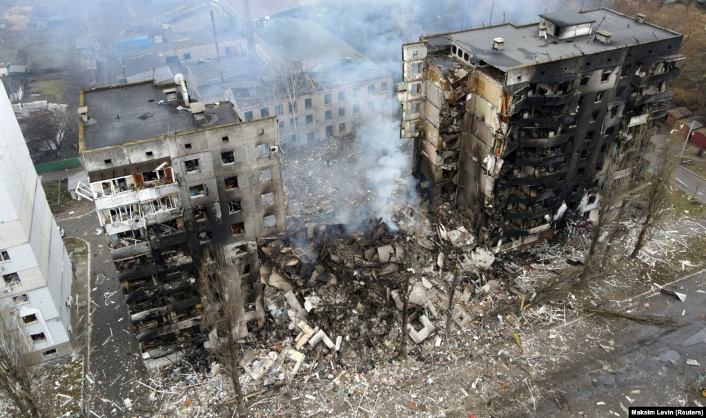 Një bllok apartamentesh të shkatërruara në Borodijanka, në verilindje të Kievit, më 3 mars.
