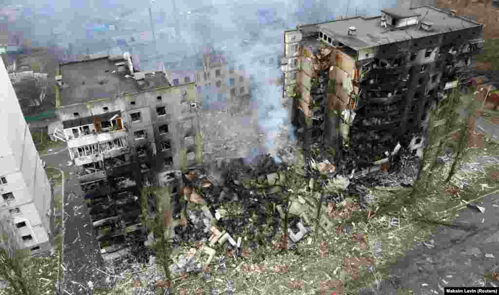 Një bllok apartamentesh të shkatërruara në Borodijanka, në verilindje të Kievit, më 3 mars.