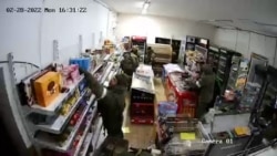Soldați ruși sunt acuzați că fură mâncare și benzină