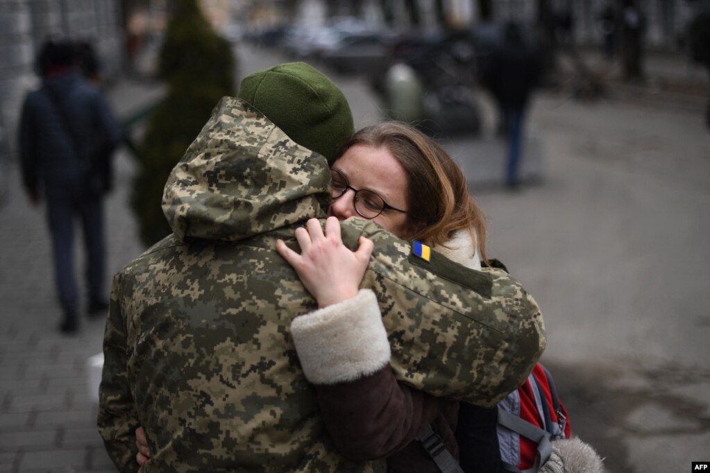 Украински војник и неговата девојка во прегратка кај воената база во Лавов, 2 март 2022