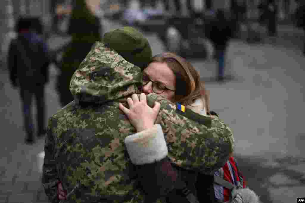 Украински војник и неговата девојка во прегратка кај воената база во Лавов, 2 март 2022