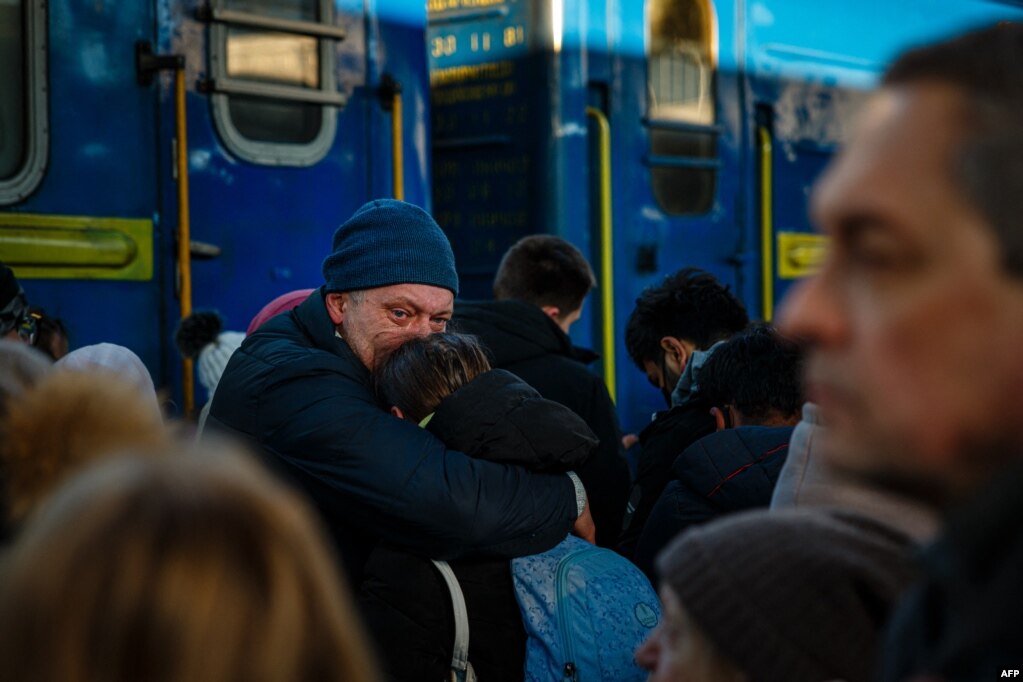 Чоловік прощається з донькою перед тим, як вона сяде в евакуаційний потяг на Центральному залізничному вокзалі Києва. 28 лютого 2022 року