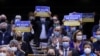Az Európai Parlament képviselői megtapsolják Volodimir Zelenszkij ukrán elnök beszédét 2022. március 1-jén