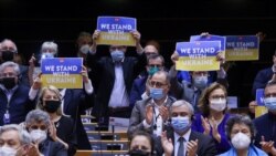 Članovi Evropskoh parlamenta tokom video obraćanja predsednika Ukrajine Volodimira Zelenskog 1. marta 2022.