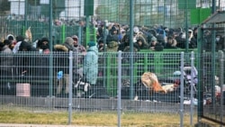 Беженцы из Украины на польско-украинской границе.