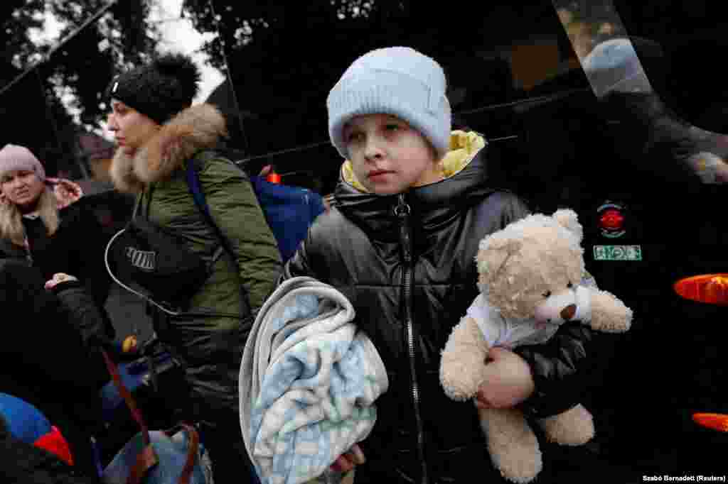 Egy Ukrajnából érkező gyermek vár a Hollandiába tartó buszra Beregsurányban március 1-jén