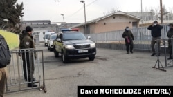 გამოძიება თვითმკვლელობის ვერსიაზე მუშაობს. გარეკანზე - ფოტო არქივიდან: ერთ-ერთი პენიტენციური დაწესებულება რუსთავში 