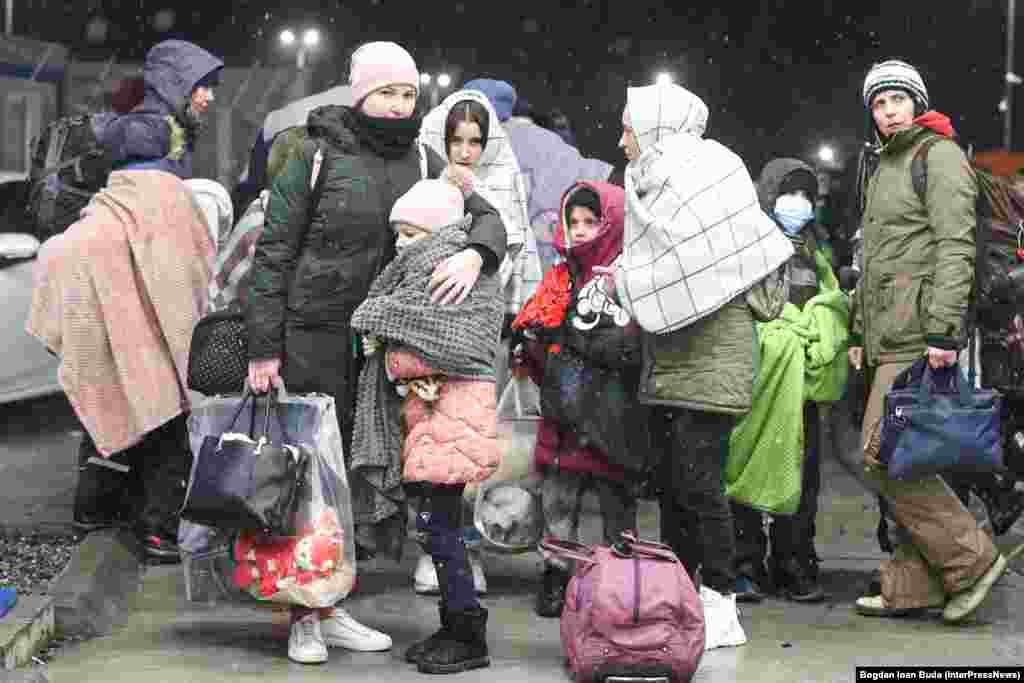 Refugiați din Ucraina care au intrat în România prin punctul de trecere a frontierei de la Isaccea.&nbsp;