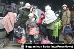 Refugiați ucraineni trec granița în România prin vama Isaccea, Tulcea, 1 Martie 2022. Inquam Photos / Bogdan Buda