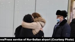 Люди обнимаются в аэропорту столицы Казахстана после прибытия из польского города Катовице. 4 марта 2022 года
