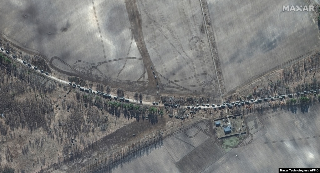 Kjo pamje satelitore nga Maxar shfaq një kolonë automjetesh ushtarake ruse duke lëvizur nëpër një autostradë në lindje të aeroportit Antonov, në Kiev, Ukrainë, më 28 shkurt.