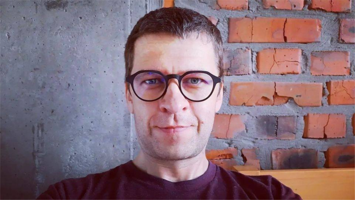 Той е украински журналист и писател. Преди 8 години издава