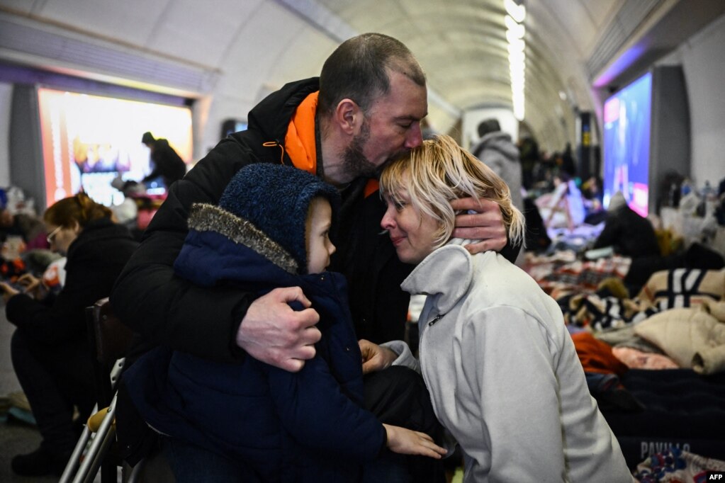 Семејството Бадилевич во подземна станица на киевското метро за време на бомбардирањата на главниот украински град, 2 март 2022