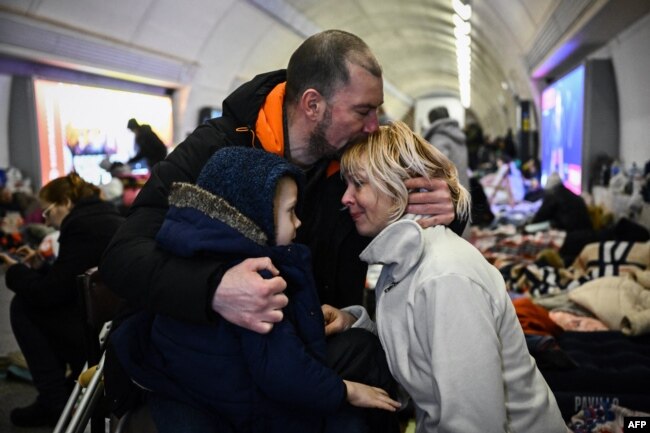 Люди прячутся от ракетных и бомбовых ударов в метро, Киев, 2 марта 2022 года