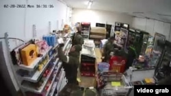 Военнослужащие России в продуктовом магазине на территории Украины (скриншот записи с камеры наблюдения)